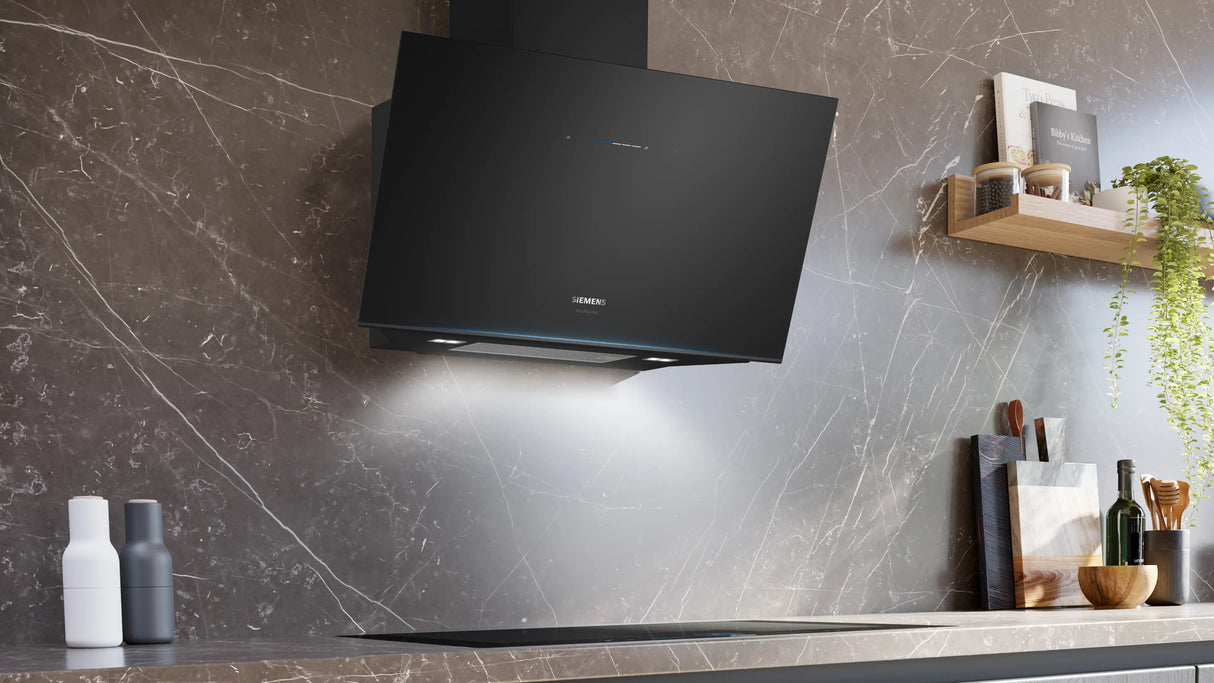 iQ700 90 cm Wall-Mounted Cooker Hood Clear Glass Black LC91KLT65