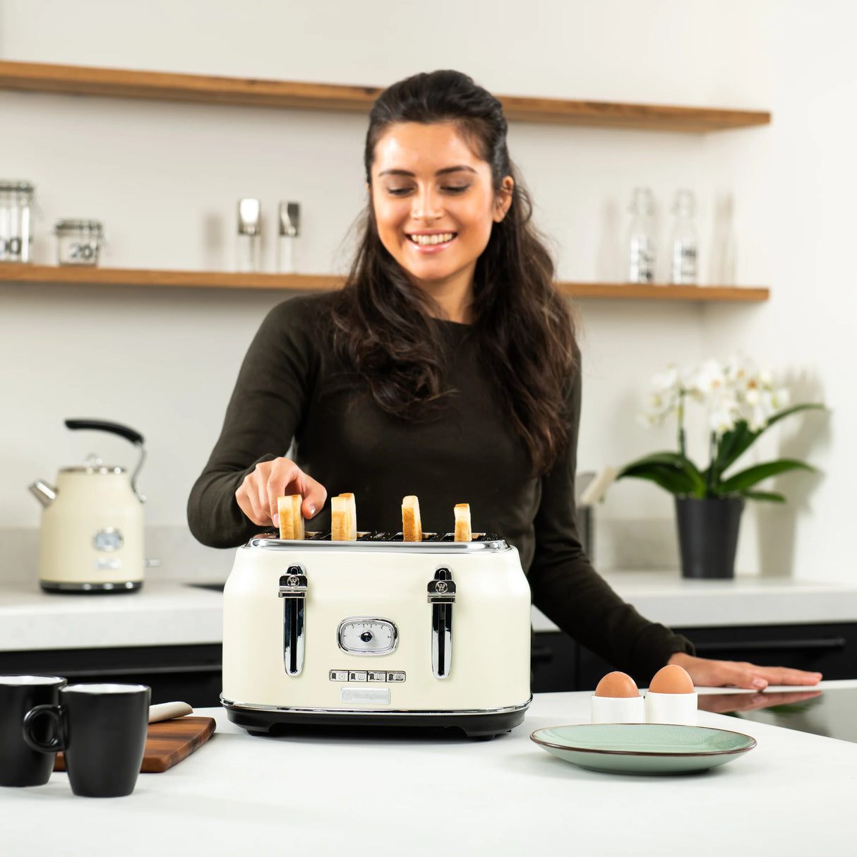 Westinghouse Retro 4 Slice Toaster, Removable Mouthpiece, 6 Tan Levels, Bread Centering, Defrost, Warming and Stopping, Control Indicator, Extendable Bowl White