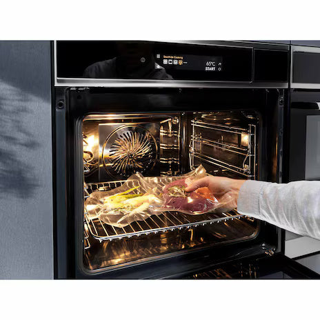 60cm UltimateTaste 900 Built-in Single Oven with 70L capacity KOAAS31X