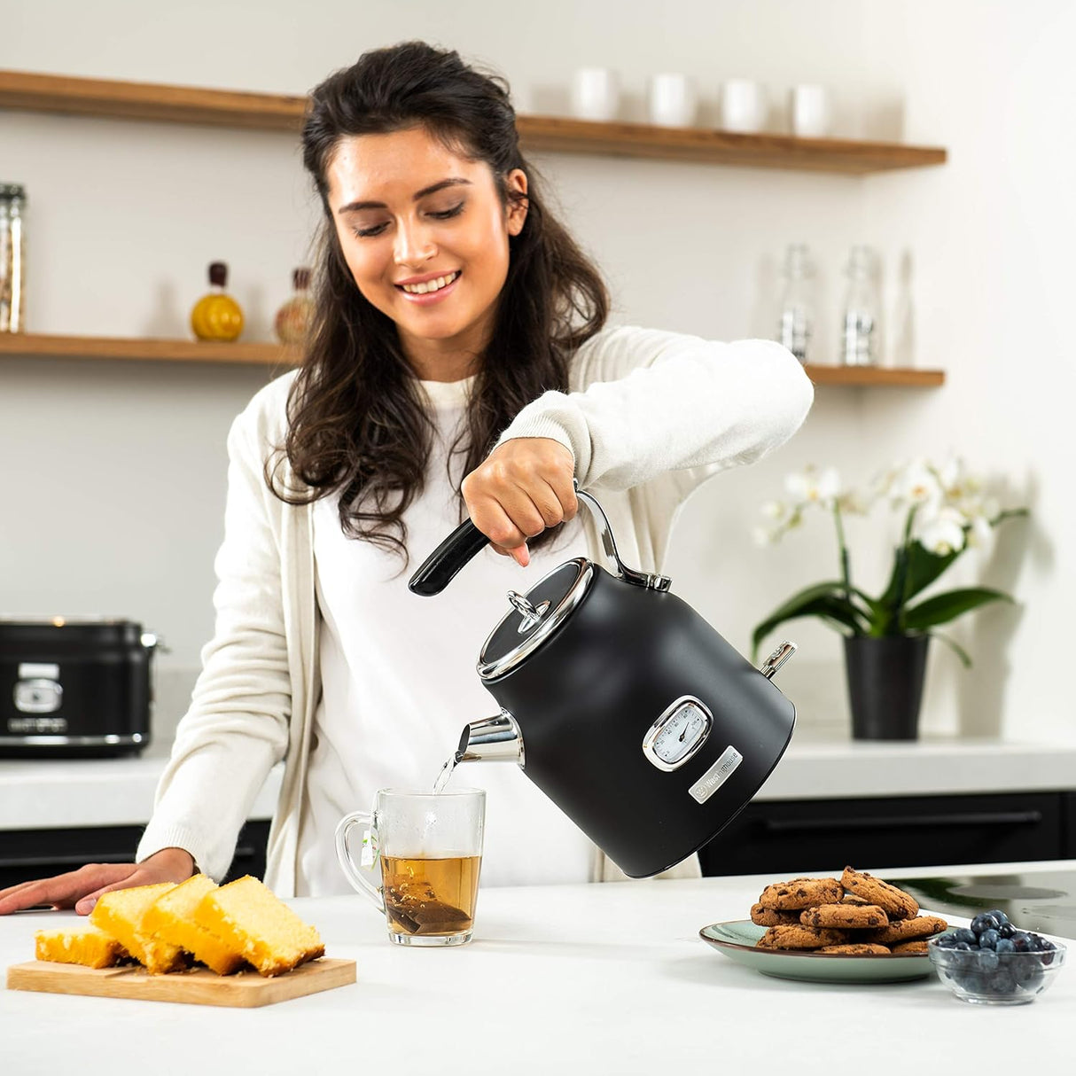 Westinghouse Retro Kettle - 1.7 Liter Electric Kettle - Fast Boil - Water Boiler For Hot Drinks - Quiet Boil & Detachable Filter - 2200W Kettle (Black)