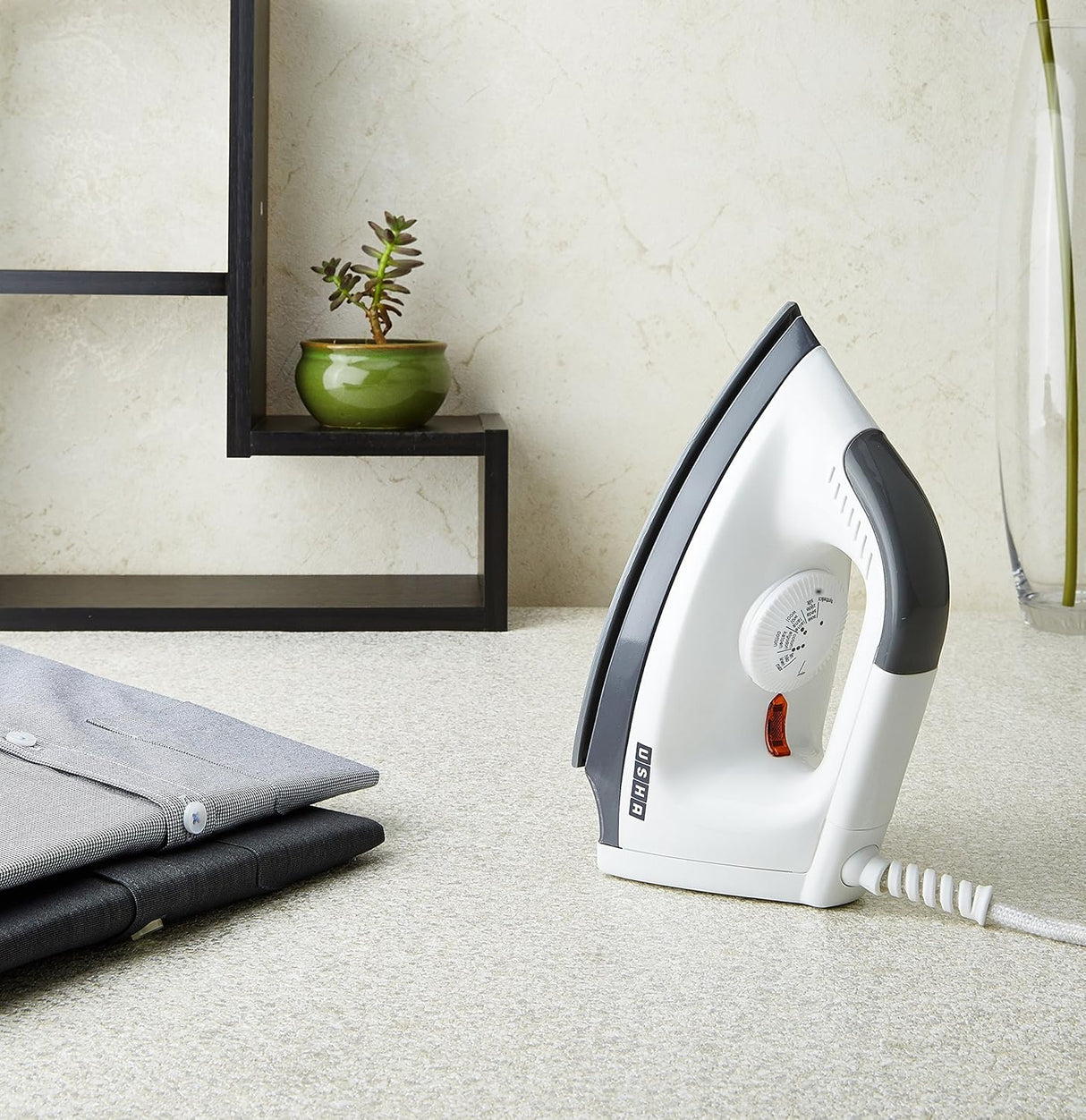 Usha EI 1602 1000-Watt Lightweight Dry Iron